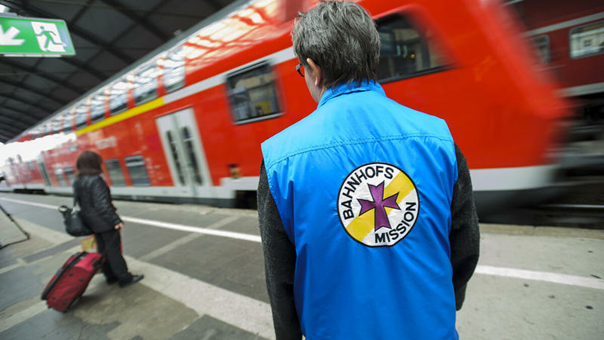 Heike Müller, Leiterin der Bahnhofsmission Halle, steht am 24.04.2014 auf einem Bahnsteig am Hauptbahnhof in Halle. Vor 120 Jahren wurde die erste Bahnhofsmission am Berliner Ostbahnhof gegründet, heute gibt es mehr als 100 der christlichen Einrichtungen, viele sind ökumenisch aufgestellt. Frühstück gibt es nicht überall, aber immer einen Tee, ein offenes Ohr und die Hilfe auf dem Bahnsteig. Am Samstag (26.04.2014) öffnen zahlreiche Einrichtungen ihre Türen zum "Tag der Bahnhofsmission". Die Helfer zeigen ihre Arbeit, rund zwei Millionen Bedürftige werden den Angaben zufolge pro Jahr versorgt. (Siehe epd-Bericht vom 25.04.2014)