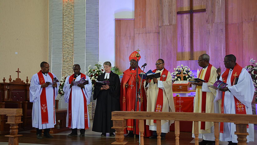 Gottesdienst zur Einweihung Kirche in Tansania: Die beteiligten Geistlichen im Altarraum