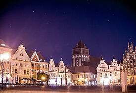 Der Greifswalder Marktplatz bei Nacht.