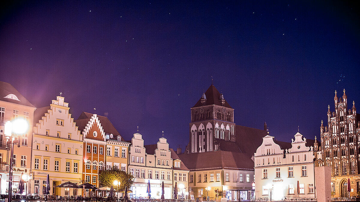 Im Zentrum der Altstadt, in direkter Nachbarschaft zum Greifswalder Marktplatz, befindet sich der Ort des ehemaligen Betsaals der Greifswalder jüdischen Gemeinde. 