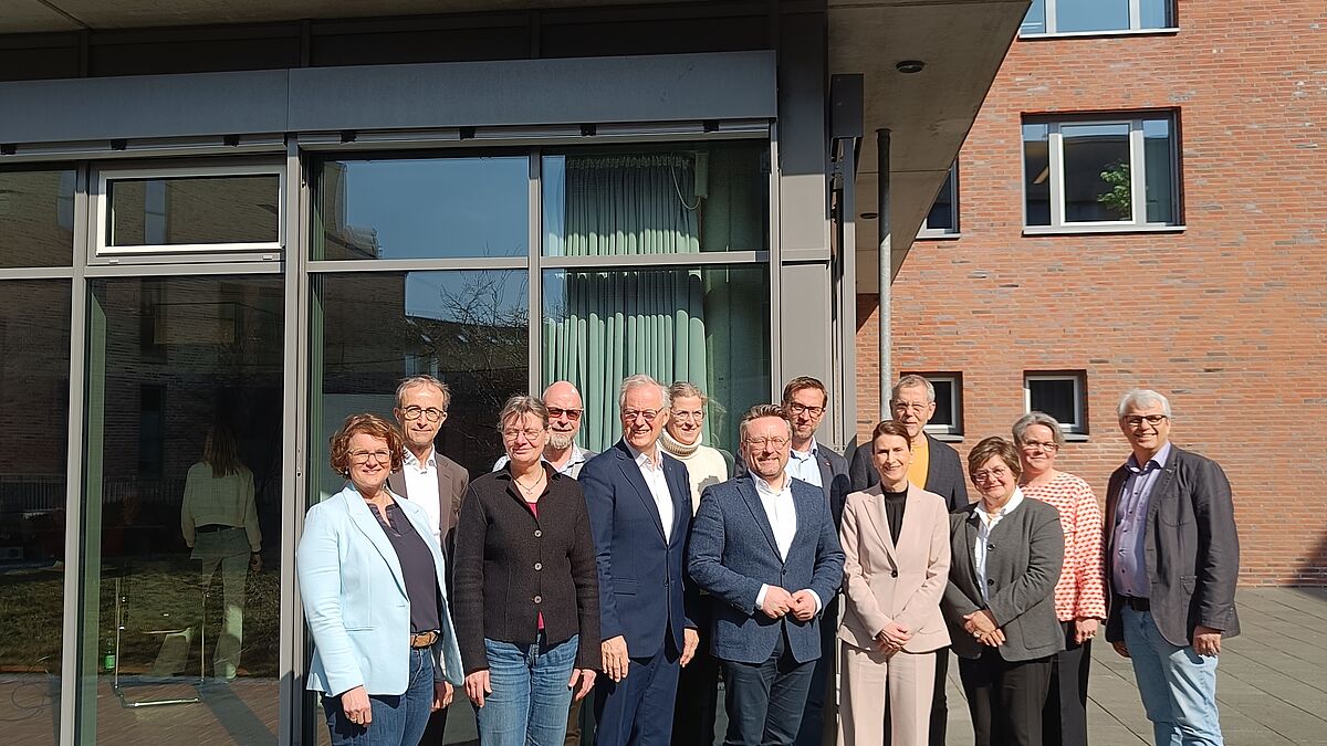 Das Gründungsteam des Energiewerkes der Nordkirche bei der Unterzeichnung des Gesellschaftsvertrages im Landeskirchenamt Kiel. Foto: Nordkirche