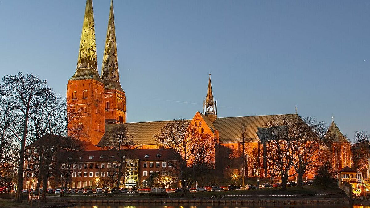 In Lübeck sollen die Kirchen Heiligabend um 14.55 Uhr läuten, als ein hörbares Zeichen der Verbundenheit (im Bild ist der Lübecker Dom zu sehen).