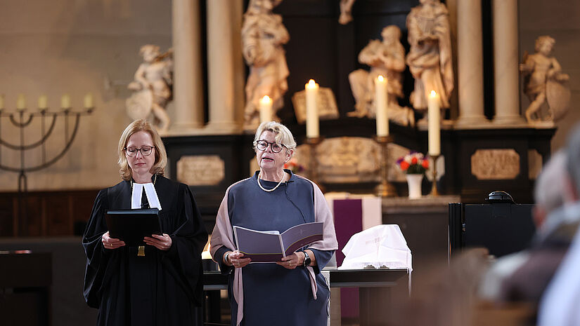 Präses Ulrike Hillmann (rechts) und Bischöfin Nora Steen im Gottesdienst zur Eröffnung der Synodentagung.
