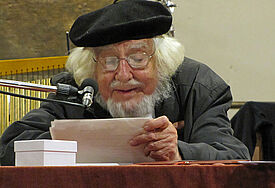 Der Theologe und Dichter Ernesto Cardel 2012 bei einer Lesung in Frankfurt am Main