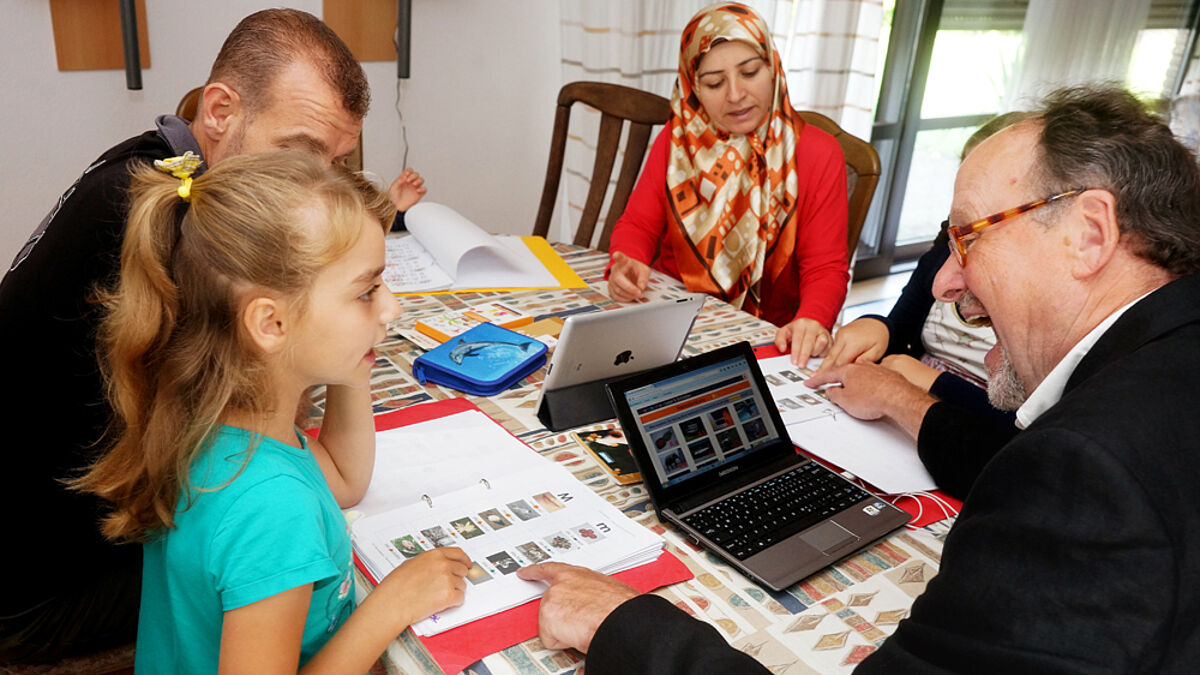Rawan (10) aus Syrien lernt gemeinsam mit ihrer Familie Deutsch bei Alois Brei