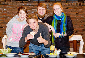 Greta Boxberger, Paul Fenn, Bjarne Müller und Wiebke Schröder (v. l.) üben schon einmal das Wraps rollen für das Jugend-Wochenende in Neumünster