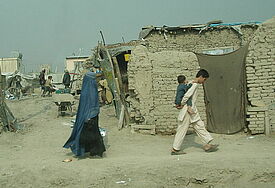 Eine Frau geht mit ihren zwei Söhnen durch die Straßen von Kabul in Afghanistan (2011).