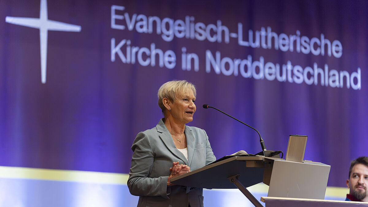 Bischöfin Kirsten Fehrs hält ihren Bericht aus dem Sprengel Hamburg und Lübeck.