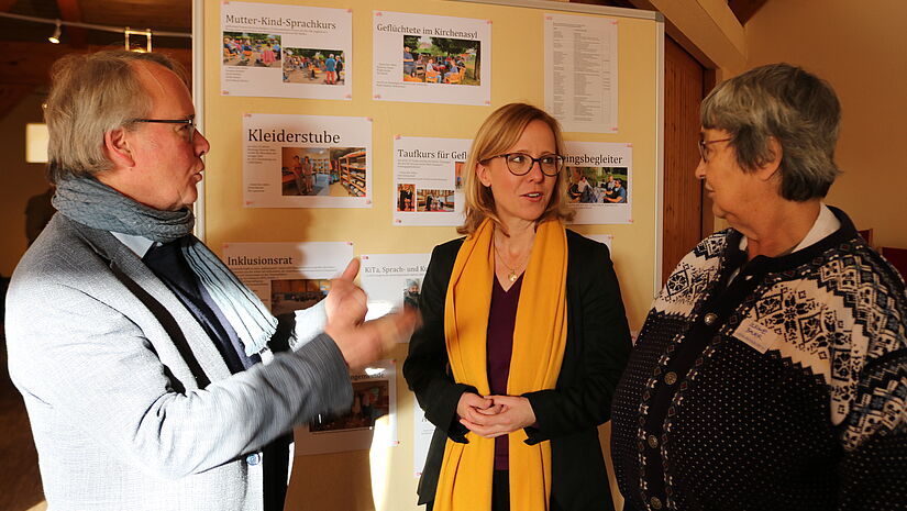 Jens Mahler und Ulrike Bauer sind Kirchengemeinderatsmitglieder. Sie berichten Bischöfin Steen von ihrem unterschiedlichen Engagement bei der Durchführung des Kirchenasyls.