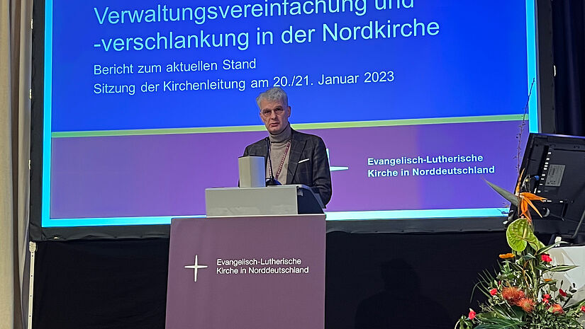 Prof. Peter Unruh, Präsident des Landeskirchenamtes, gibt vor der Landessynode seinen Bericht über die Verwaltungsmodernisierung in der Nordkirche ab. 