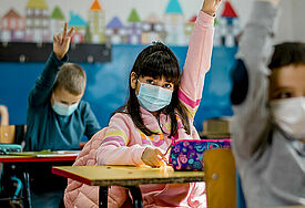 Schulkinder mit Masken in Grundschule 