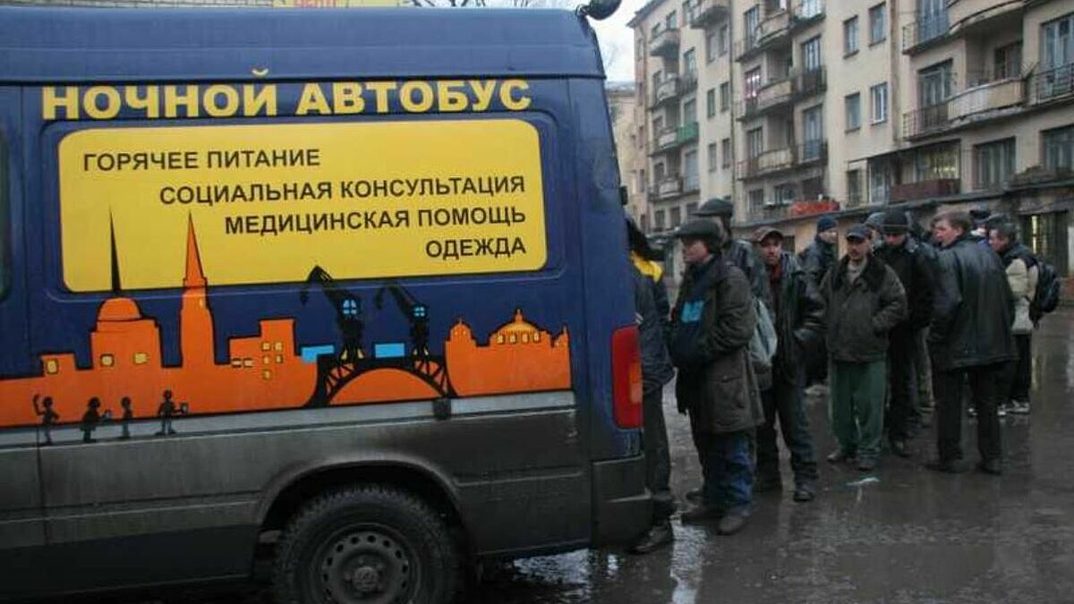 Über den Mitternachtsbus in St. Petersburg, der auf Initiative der Hamburger Diakonie 2001 eingerichtet worden ist, werden Obdachlose in der Stadt versorgt.