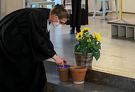 Pastorin Birke Siggelkow-Berner nimmt sich zwei Samentüten mit Sonnenblumensaat. 
