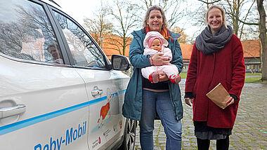 Fenna Hansen und Sylvia Gerdes vom Baby Mobil mit der Puppe Mariechen.