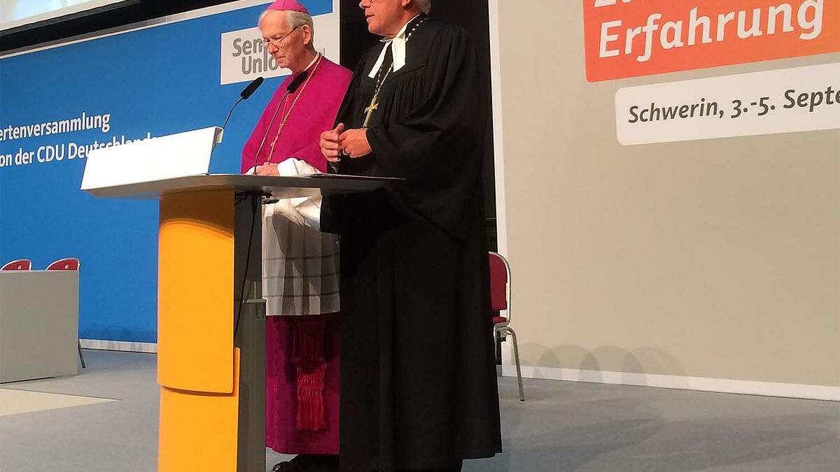V.l.n.r.: Weihbischof Norbert Werbs (Bistum Hamburg) und Landesbischof Gerhard Ulrich (Nordkirche)