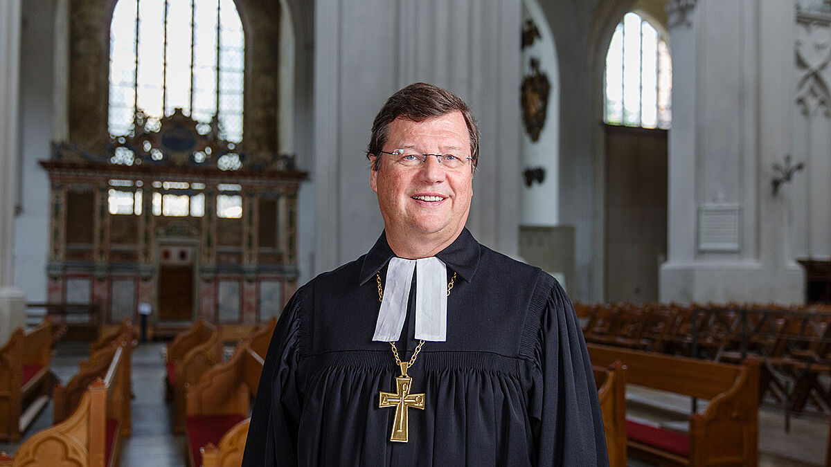 Dr. Hans-Jürgen Abromeit, Bischof im Sprengel Mecklenburg und Pommern mit Sitz in Greifswald. Das Foto entstand im Juli 2014 im Greifswalder Dom, der Predigtstätte von Bischof Abromeit. Fotograf ist Marcelo Hernandez/Nordkirche