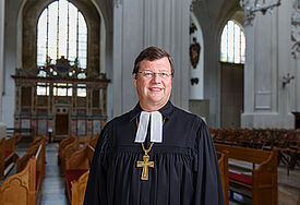 Dr. Hans-Jürgen Abromeit, Bischof im Sprengel Mecklenburg und Pommern mit Sitz in Greifswald. Das Foto entstand im Juli 2014 im Greifswalder Dom, der Predigtstätte von Bischof Abromeit