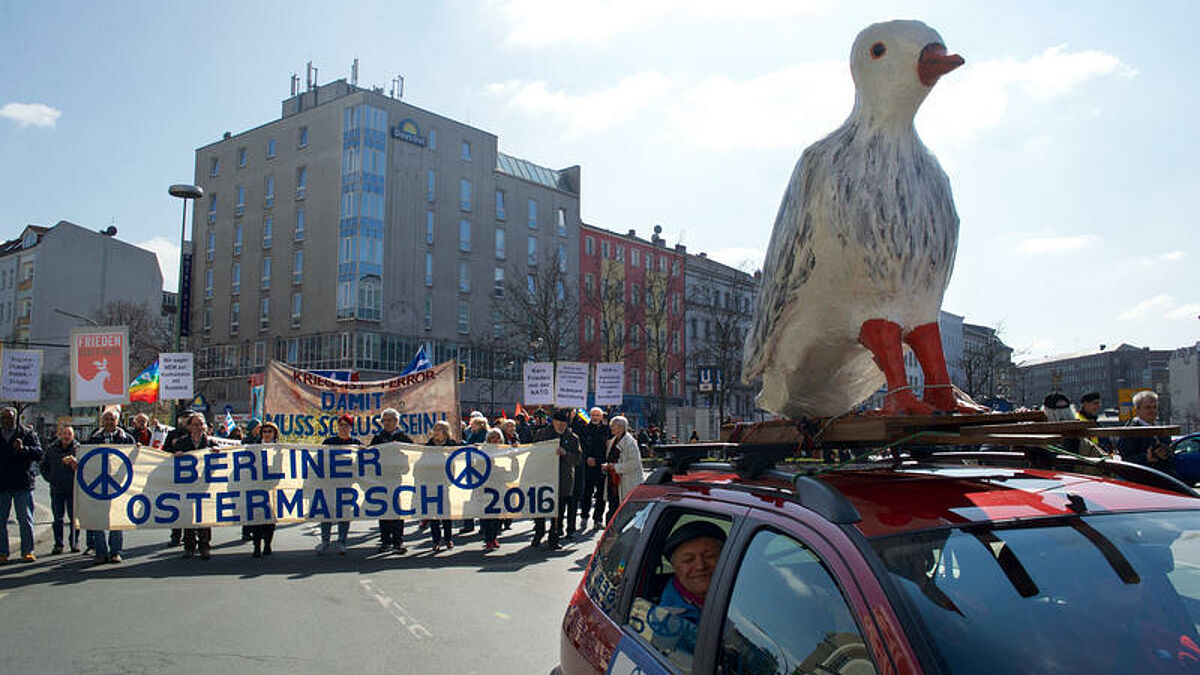 Die Berliner Friedensbewegung hat am Samstag (26.3.2016) mit ihrem traditionellen Ostermarsch zum Engagement gegen Krieg und Gewalt und zur Abrüstung aufgerufen