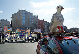 Die Berliner Friedensbewegung hat am Samstag (26.3.2016) mit ihrem traditionellen Ostermarsch zum Engagement gegen Krieg und Gewalt und zur Abrüstung aufgerufen. An der Demonstration nahmen rund 2.000 Menschen teil