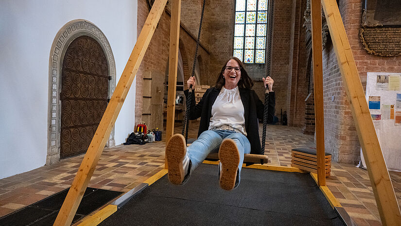 Die Schaukel im Dom lud dazu ein, Freiheit für einen Moment auch zu spüren.
