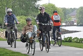 Nach dem Gottesdiens: Die Bischöfin (Mitte) bei der Fahrradtour mit dem Allgemeinen Deutschen Fahrrad Club (ADFC) in Flensburg. 
