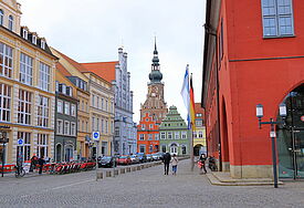 Blick durch die Straßen der Greifswalder Altstadt auf den Dom St. Nikolai.