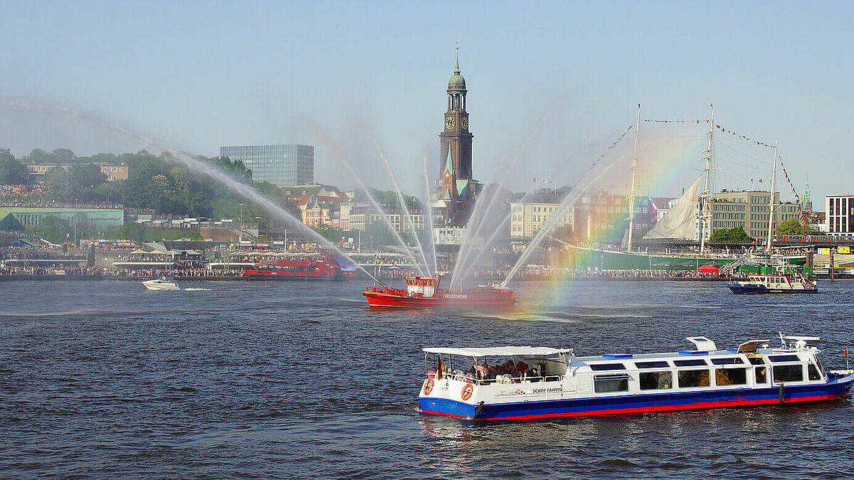 Mit einem ökumenischen Gottesdienst im Hamburger Michel  beginnt der 830. Hafengeburtstag in Hamburg (Archiv)