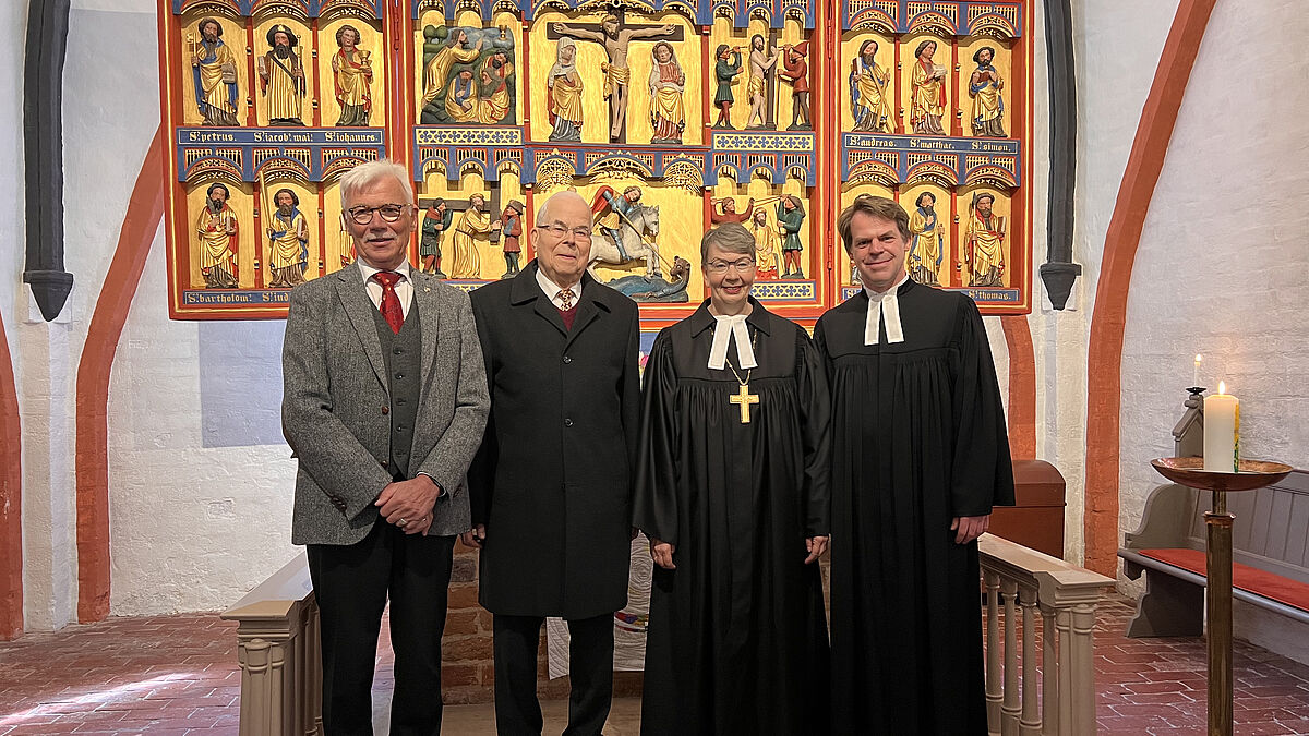 Jürgen Hansen, Vorsitzender Förderverein der Kirche zu Kirch Stück e.V. mit Christian Voß, Pastor im Ruhestand, Landesbischöfin Kristina Kühnbaum-Schmidt und Markus Seefeld, Pastor der Ev. Luth. Kirchengemeinde Alt Meteln-Cramon-Groß Trebbow (von links nach rechts).