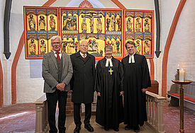 Jürgen Hansen, Vorsitzender Förderverein der Kirche zu Kirch Stück e.V. mit Christian Voß, Pastor im Ruhestand, Landesbischöfin Kristina Kühnbaum-Schmidt und Markus Seefeld, Pastor der Ev. Luth. Kirchengemeinde Alt Meteln-Cramon-Groß Trebbow (von links nach rechts).