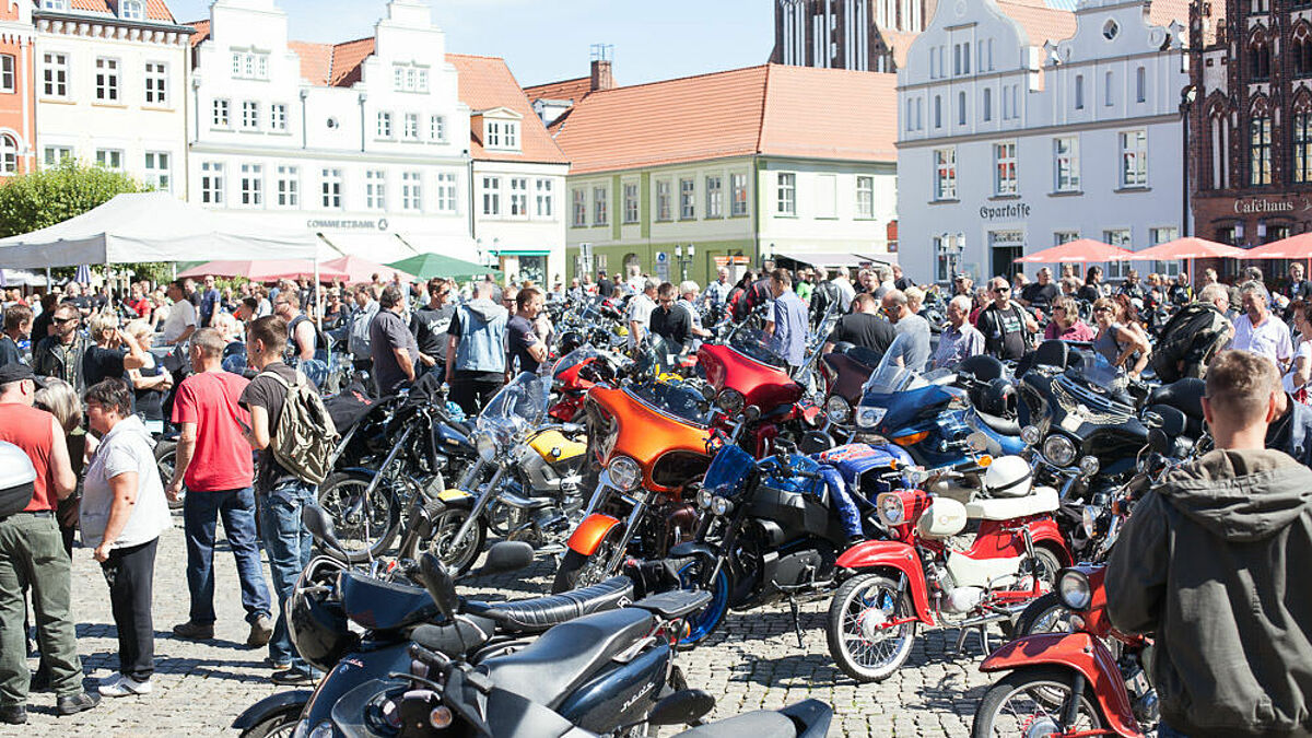 Zum Motorradgottesdienst (Mogo) kommen die Biker auf dem Marktplatz in Greifswald zusammen.