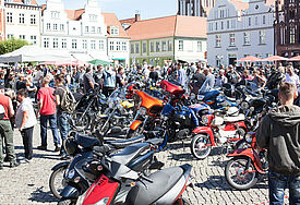 Motorräder auf dem Marktplatz, im Hintergrund Häuserfassaden