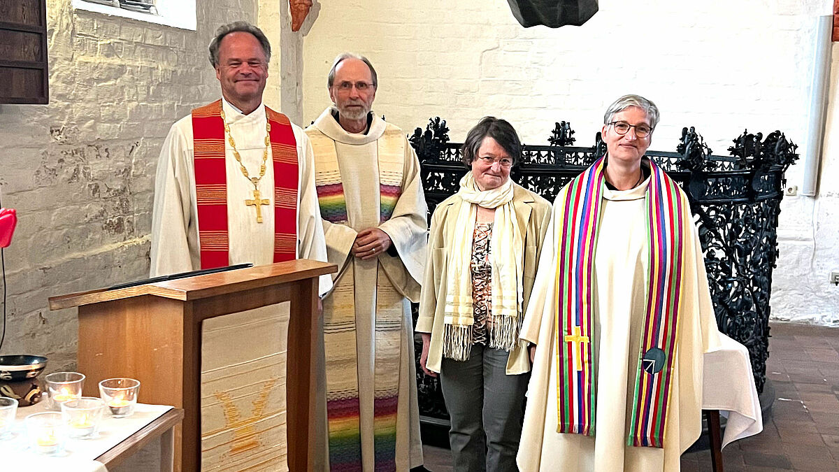 Bischof Jeremias (von links) mit Pastor Frank Puckelwald und Erika Fischer von der Schwesternschaft Ordo Pacis sowie Pastorin Magda Hellstern-Hummel. Sie sind für die Ausbildung der Geistlichen Begleiterinnen und Begleiter zuständig und freuen sich über 14 Abschlüsse. 