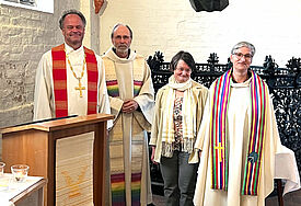 Bischof Jeremias (von links) mit Pastor Frank Puckelwald und Erika Fischer von der Schwesternschaft Ordo Pacis sowie Pastorin Magda Hellstern-Hummel. 