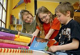 ana, Anne und Simon (v.l.) auf literarischer Entdeckungsreise - gefördert von der Stiftung Lesen. (c) epd-bild / Andrea Enderlein