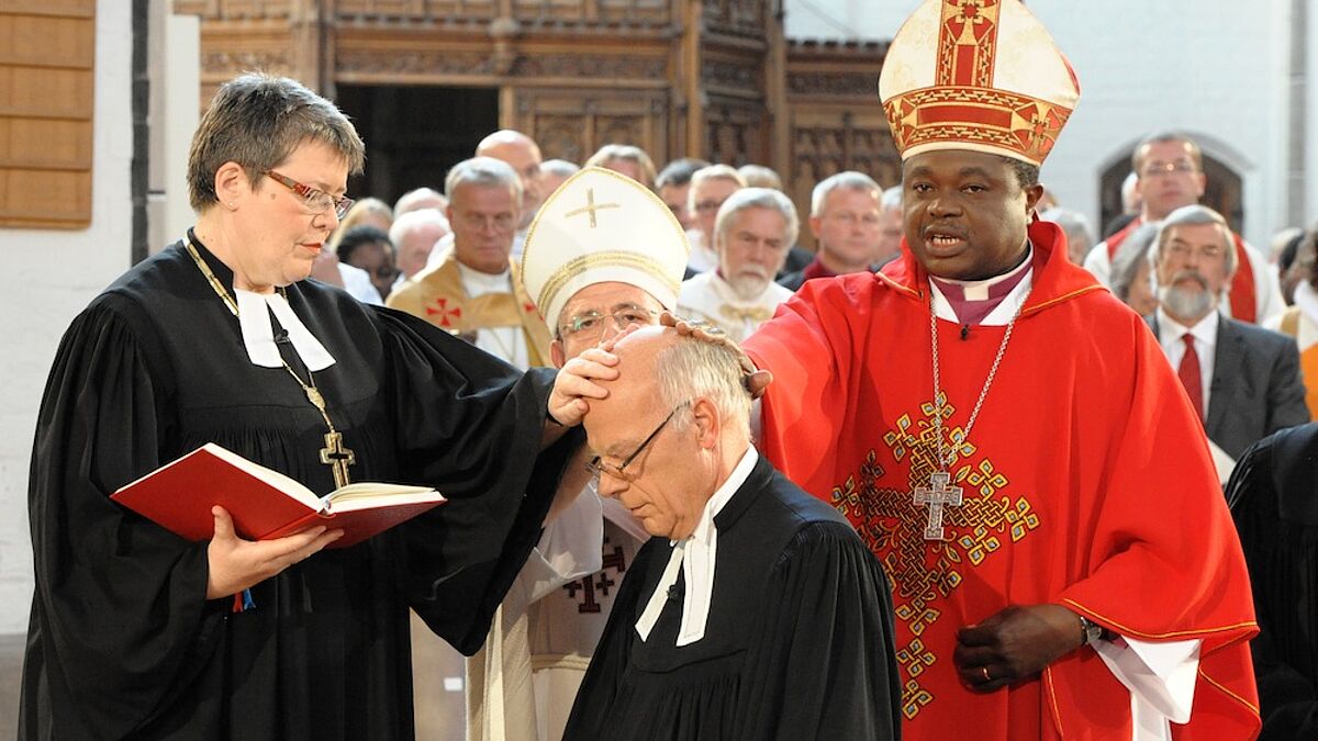 Landesbischof Gerhard Ulrich (Mitte) wird am 25. August im Schweriner Dom feierlich in sein Amt eingeführt. Links: Landesbischöfin Ilse Junkermann (Mitteldeutschland), rechts: Alex Malsusa, leitender Bischof der Evangelischen Kirche in Tansania
