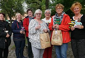 Gitta Heinze und Renate Zoephel von der Rendsburger Tafel freuen sich über die Wohlfühltüren der Bärchenschmiede um Sabine Schnoor (vorne von rechts). Mitgearbeitet an den Tüten haben auch Helga Schleiminger, Birgit Brammer, Jessica Jensen und Rita Sajid (hinten von rechts).