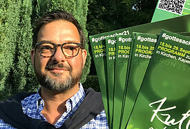 Kultur vor der eigenen Haustür: Bernd K. Jacob, Friedhofsbeauftragter im Kirchenkreis Lübeck-Lauenburg, freut sich auf das Festival "Grün ist die Hoffnung – Kultur auf dem Gottesacker".
