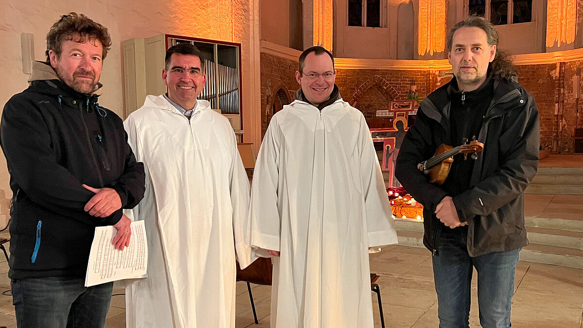 Pastor Albrecht Jax mit Bruder Timothée und Bruder Bernard sowie dem Musiker Thomas Braun. 