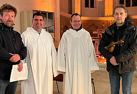 Pastor Albrecht Jax mit Bruder Timothée und Bruder Bernard sowie dem Musiker Thomas Braun. 