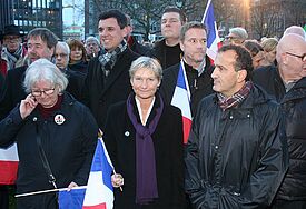 Bischöfin Kirsten Fehrs (Mitte) bei der Solidaritätskundgebung "Nous sommes Paris" in Hamburg