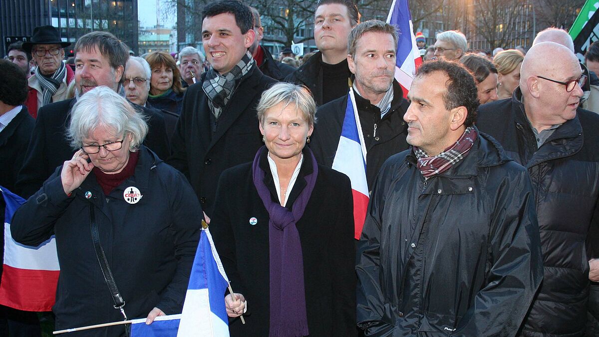 Bischöfin Kirsten Fehrs (Mitte) bei der Solidaritätskundgebung "Nous sommes Paris" in Hamburg