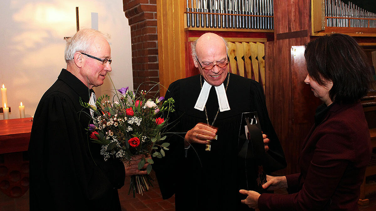 Oberkirchenrat Andreas Flade (v.l.) wurde von Landesbischof Gerhard Ulrich und Susanne Böhland, Juristische Vizepräsidentin des Landeskirchenamtes, feierlich in den Ruhestand verabschiedet
