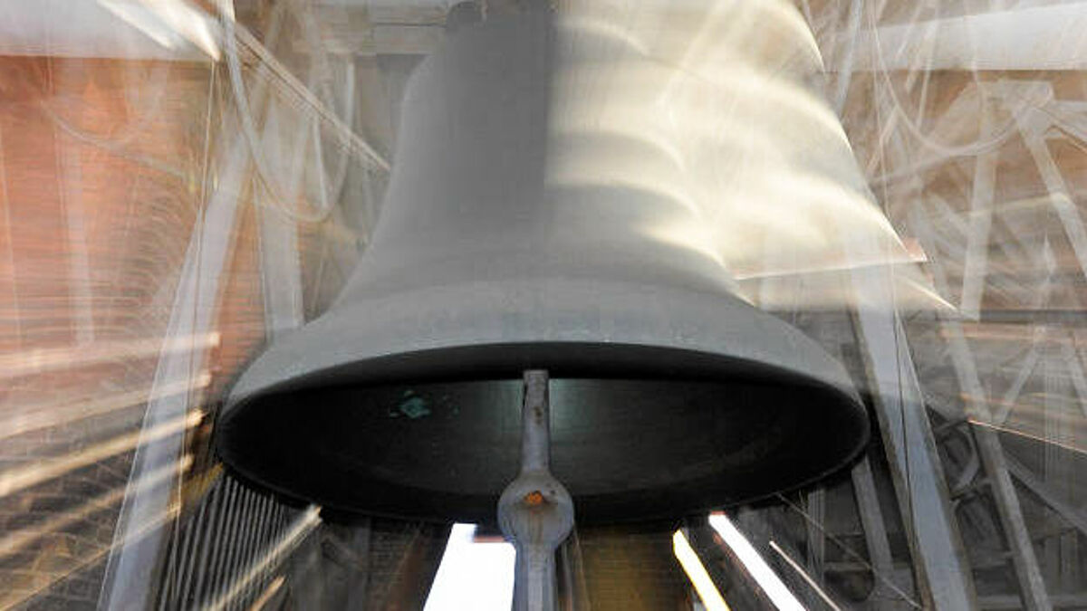 Um 18 Uhr werden die Kirchenglocken in vielen Gemeinden der Nordkirche läuten. Sie laden zum Gebet für die Flutopfer ein und signalisieren, dass niemand allein gelassen wird. 