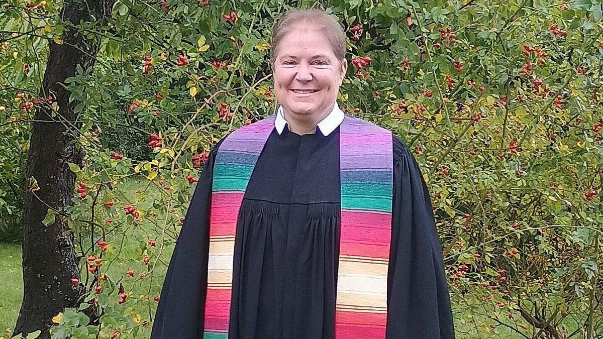 Pastorin Christine Deutscher in Talar.