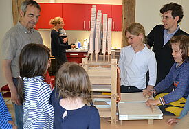 Staunende Kinder um Mini-Orgel