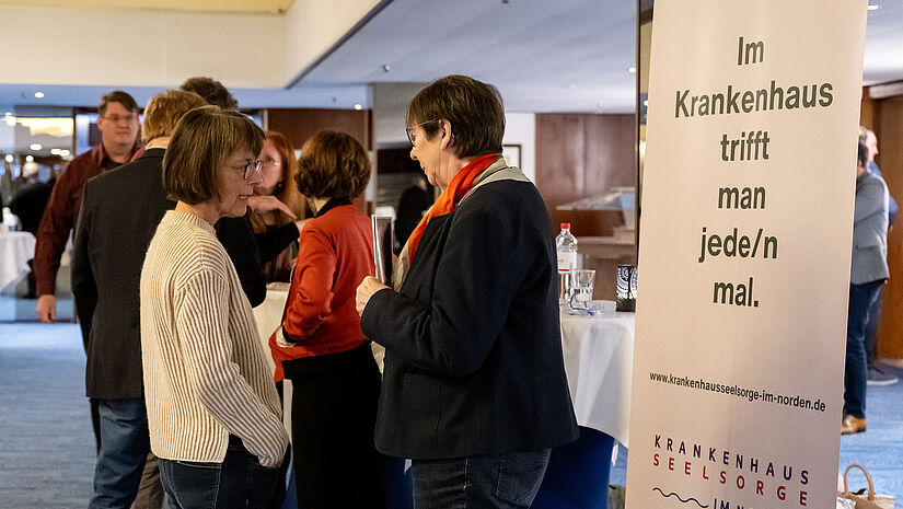 Die Krankenhausseelsorge im Hauptbereich Gottesdienst und Gemeinde präsentiert sich im Foyer der Landessynode. Die Krankenhausseelsorge im Hauptbereich Gottesdienst und Gemeinde präsentiert sich im Foyer der Landessynode.