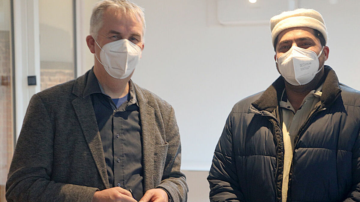 Pastor Friedemann Magaard (links) und Muhammad Zia Nasir, Präsident der Ahmaddiyya Jamaat Gemeinde Husum, pflegen ein gutes Miteinander. 