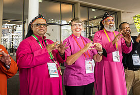 Solidarität in pink: Landesbischöfin Kristina Kühnbaum-Schmidt mit Geistlichen der Mar Thoma Church in Indien, unter anderem Bischof Mar Isaac Philoxenos und Dr George Mathews, Generalsekretär der Christian Conference of Asia in Chiangmai in Thailand. 