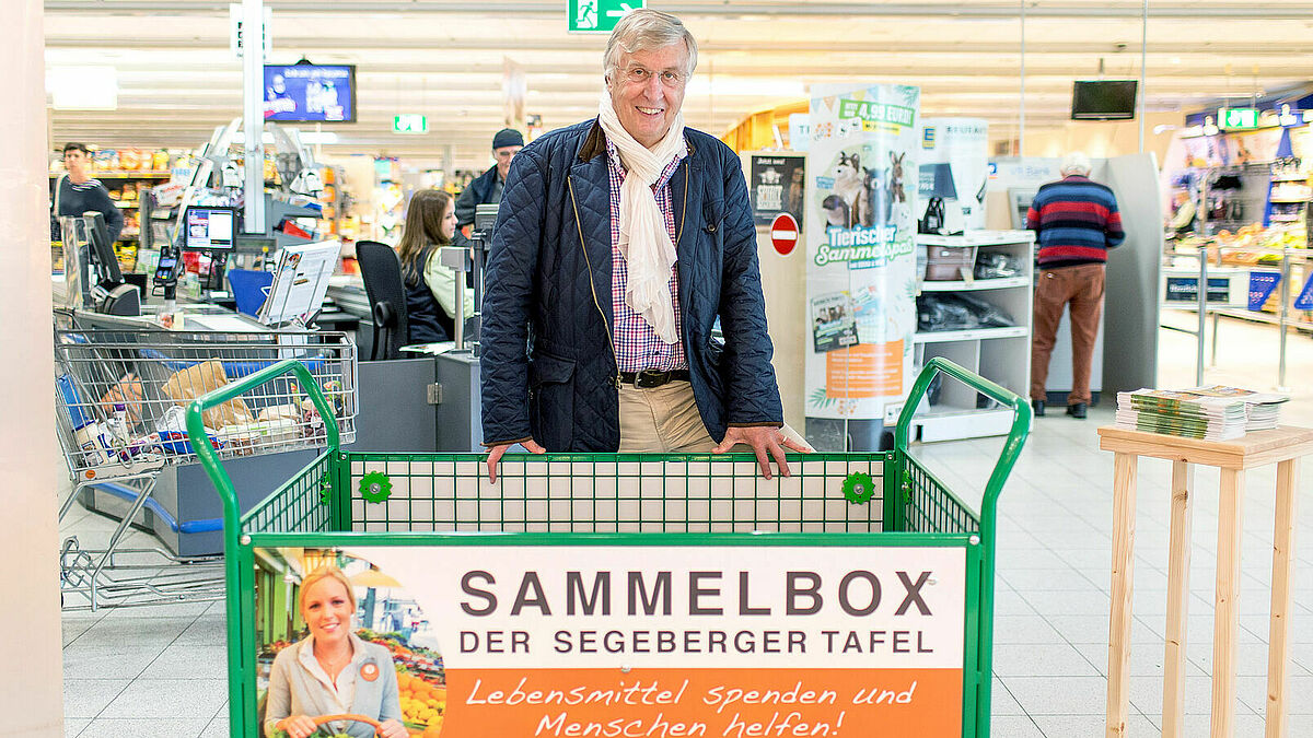 Hans-Joachim Wild, Leiter der Segeberger Tafel, zeigt die Sammelbox im Supermarkt in Bad Segeberg.