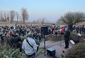 Am Schleswiger Friedensmarsch zum Benefizkonzert nahmen etwa 300 Menschen teil. 